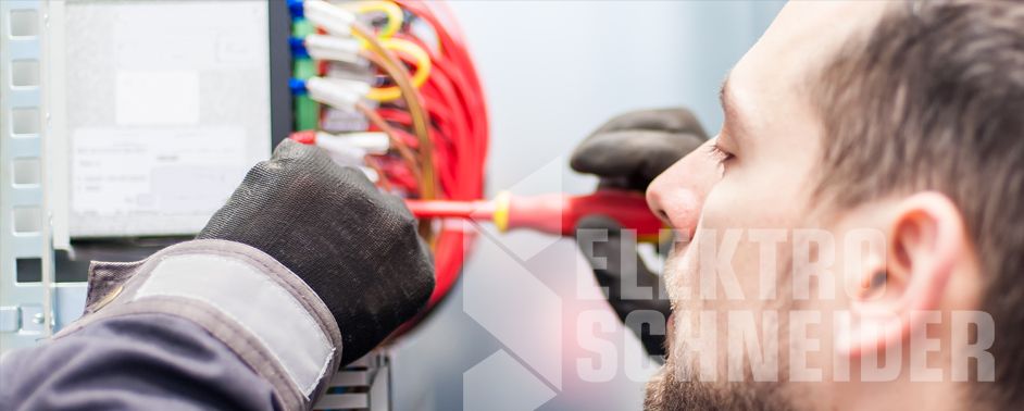 Elektriker verdrahtet eine Installation