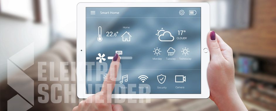 Tablet mit Smart-Home-Steuerung für Licht und Heizung